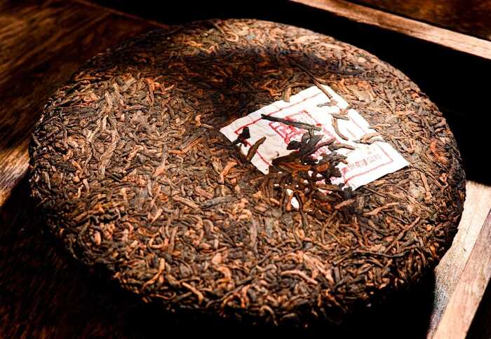 從80年代獲國家外經(jīng)貿(mào)部嘉獎，到參與國標(biāo)樣品研制，瀾滄古茶何以筑牢熟茶品質(zhì)根基？