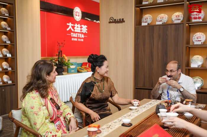 全球南方論壇多國嘉賓走進(jìn)大益店，共品茶香里的民族韻味