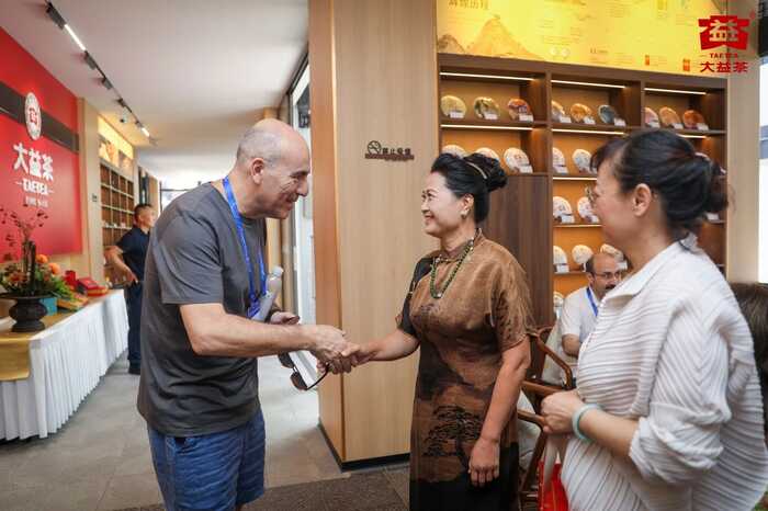 全球南方論壇多國嘉賓走進(jìn)大益店，共品茶香里的民族韻味