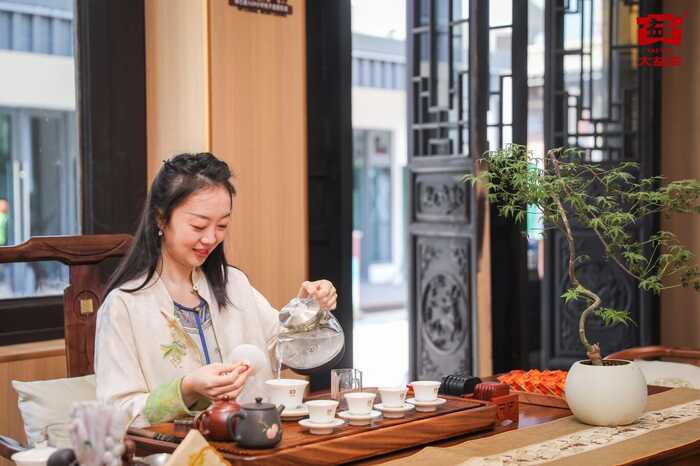 全球南方論壇多國嘉賓走進(jìn)大益店，共品茶香里的民族韻味
